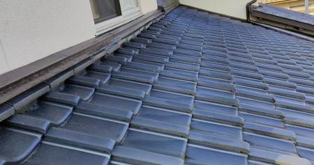 壁際の瓦がズレている　葺き直しで補修